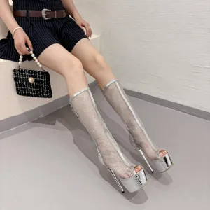 Vue detaillee de bottes hautes plateforme mesh argentees, bottes a bout ouvert femme.