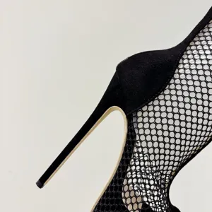 Détail talon aiguille résille noir, design ajouré respirant, gros plan élégant chaussure femme