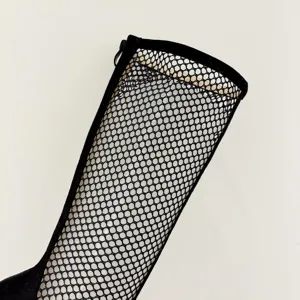 Gros plan détaillé de la tige de botte en maille noire avec texture respirante.