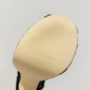 Gros plan sur la semelle de chaussures à talons hauts, design élégant et antidérapant.