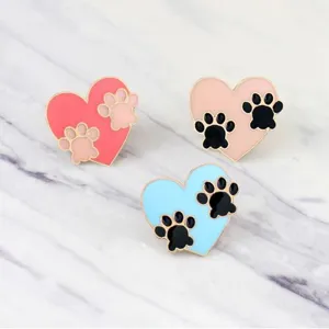 Leuke hart emaille broche set met lieve dierenpootafdrukken, perfect voor kat en hond liefhebbers.