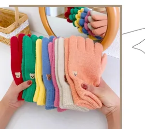 Guantes de punto vista detallada con guantes de invierno coloridos y bordado de oso.
