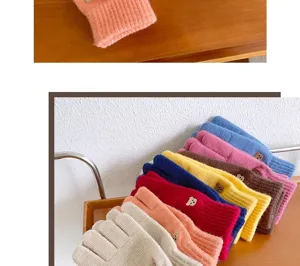 Guantes de invierno de punto con lindo detalle de oso, pantalla táctil cálidos y coloridos.