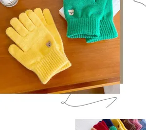 Primer plano detalle de guantes de punto bordados de oso lindo, invierno cálido táctil.