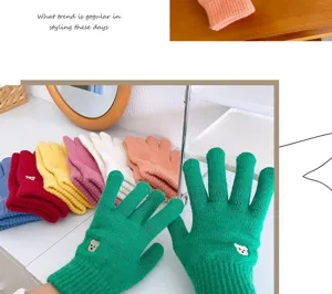 Guantes de punto de invierno cálidos y bonitos con lindo bordado de oso para mujer.