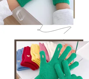 Primer plano detallado de guantes de invierno de punto colorido con parche de oso y dedos.