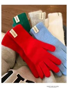 Detailaufnahme von flauschigen Strickhandschuhen in bunten Farben mit weichem Plüsch für warme Winter.