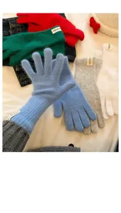 Nahaufnahme von flauschigen langen Strickhandschuhen mit weicher warmer Plüschtextur.