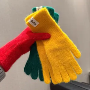Detaillierte Nahaufnahme bunter flauschiger Strickhandschuhe mit weicher warmer Textur.