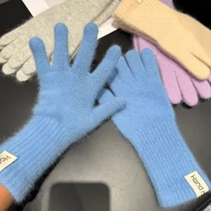 Kuschelige flauschige Strickhandschuhe mit langen Bündchen, weiches warmes Plüschdesign.