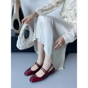 Escarpins Mary Jane slingback pour femme en cuir vernis rouge foncé à talon carré.