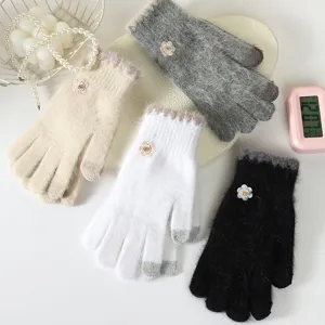 Guanti invernali touch screen in peluche da donna, caldi guanti di maglia con fiore.