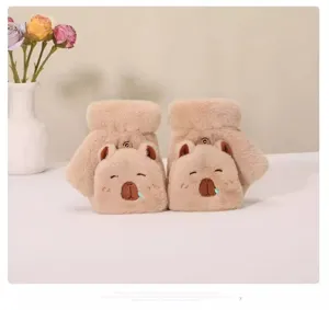 Primo piano di simpatici guanti in peluche convertibili Capybara per l'inverno.