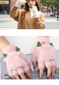 Primo piano dettagliato di guanti invernali in peluche mezza dita con adorabili corna.