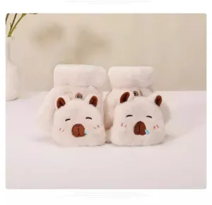 Dettaglio guanti in peluche capibara mezza dita con risvolto, morbido design termico invernale.