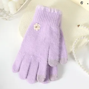 Vista dettagliata dei guanti invernali da donna in maglia viola chiaro con decorazione floreale.