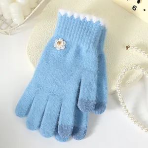 Vista dettagliata di guanti in maglia blu invernali da donna con touchscreen e decoro floreale.