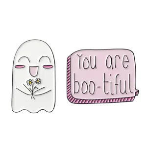 Lindo fantasma blanco con flores y broche esmaltado con eslogan de burbuja rosa vista