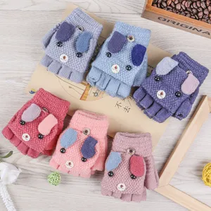 Guanti in maglia per bambini con mezze dita e design di cagnolino per l'inverno freddo.