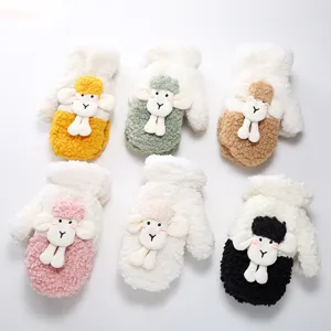 Dettaglio di mitten invernali in peluche di pecora, guanti caldi foderati in pile da donna.