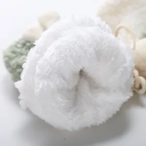 Vista dettagliata delle moffole invernali in peluche spesso foderato, texture morbida per freddo.