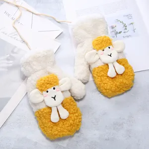 Guanti invernali in peluche con grazioso agnello giallo e fodera in pile spessa.