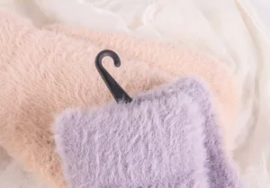 Dikke pluche winterhandschoenen detailweergave, zachte nertsenfleece textuur, gezellig en warm.