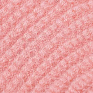 Vista dettagliata della trama in lana rosa, materiale morbido e caldo per guanti invernali.