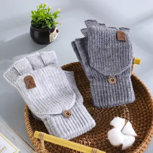 Primo piano dettagliato di guanti invernali caldi in comodo cestino di vimini intrecciato.