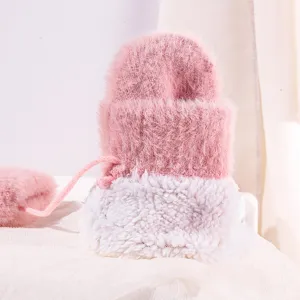 Close-up van dikke pluche winterwanten met pluizige textuur en schattig roze-wit kleurenblok.