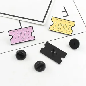 Set di spille smaltate a forma di biglietto carino con abbraccio e sorriso per borse.