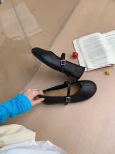 Schwarze Damen Mary Jane Halbschuhe im Retro-Design mit runder Kappe und elegantem Schnallenriemen.