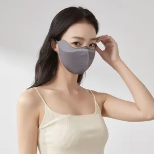 Atmungsaktive Eisseide Sonnenschutzmaske mit Augeneckenabdeckung für Sommeraktivitäten.