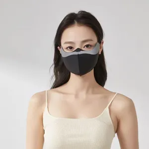 Detaillierte Ansicht der Sonnenschutz-Gesichtsmaske mit Augeneckenabdeckung und Atemlöchern.