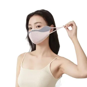 Nahaufnahme einer atmungsaktiven UV-Schutz-Sonnenmaske mit Augeneckenabdeckung in Rosa und Grau.