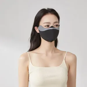 Detailaufnahme der atmungsaktiven UV-Schutz-Gesichtsmaske mit speziellem Augenschutz.