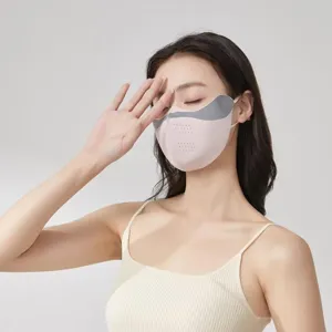 Detailansicht der Sommer UV-Schutz Sonnenmaske mit Augeneckenschutz und atmungsaktiven Löchern.