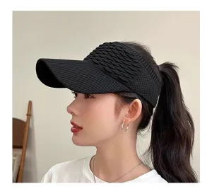 Vue latérale détaillée de la visière de soleil noire en tricot pour le sport d'été.