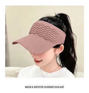 Gros plan du chapeau de soleil tricoté avec couronne ondulée texturée et maille respirante.