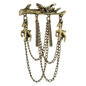Spilla vintage in lega con ramo d'albero, ciondoli di cervo e catene di nappe pendenti.