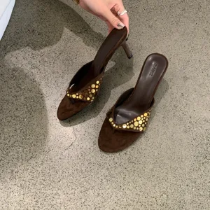 Sandalias de tacón stiletto de ante retro con tachuelas doradas, tacones altos elegantes.