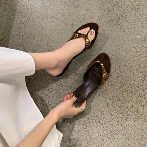 Sandalias de tacón de ante con tachuelas retro para mujeres zapatos elegantes.