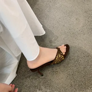 Sandalias de tacón fino stiletto de ante con tachuelas retro mujer, muy elegantes.