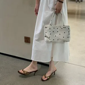 Sandalias de tacón stiletto de ante retro para mujer con elegantes tachuelas doradas tacón.