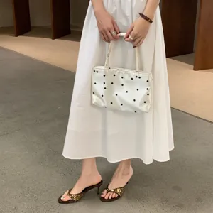 Sandalias de tacón fino y ante retro para mujer con elegantes tachuelas metálicas y diseño.