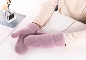 Pluche wanten met nekkoord in zachtroze kleur detail, warme winter handschoenen.