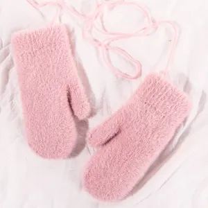 Pluche roze winter wanten met koord, zachte harige gebreide handschoenen detail weergave.
