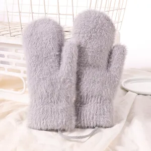 Gedetailleerd close-up van pluche grijze winterwanten met hangend koord, lekker warm.
