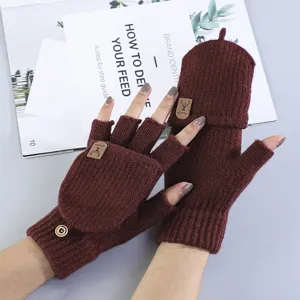 Primo piano dei guanti invernali in maglia senza dita, stile bordeaux morbido.
