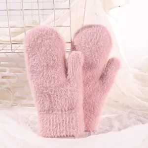 Roze pluizige gebreide wanten voor de winter, dikke pluche warme wanten voor koude dagen.